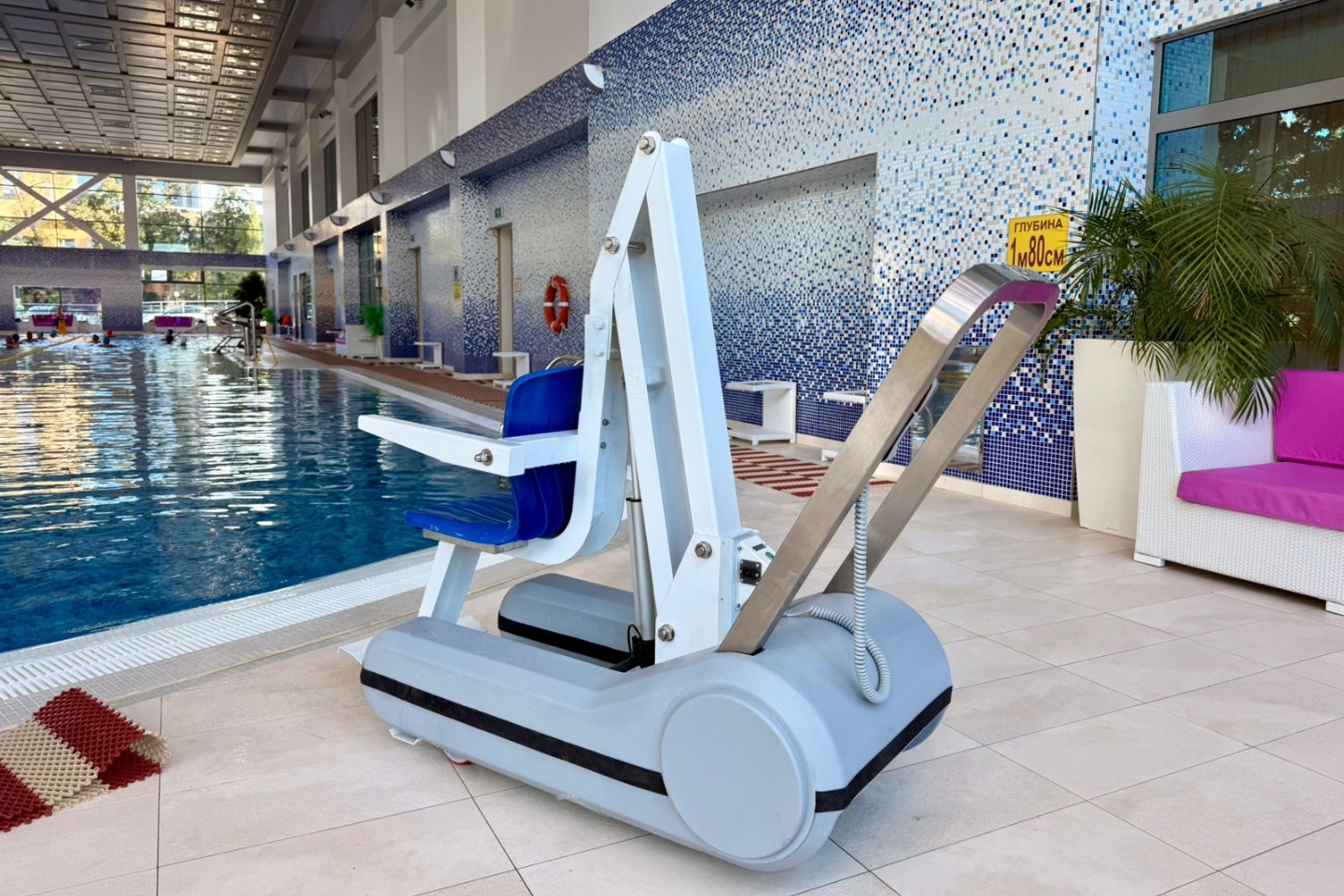 Подъемник МГН для бассейна